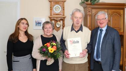Bild: njn
Willi Müller (Zweiter von rechts) feierte vor Kurzem seinen 80. Geburtstag. Dazu gratulierten unter anderem Tochter Kerstin (von links) und Ehefrau Marion sowie Bürgermeister Johannes Reger (rechts).