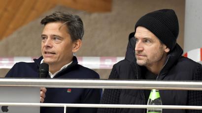 Bild: Hubert Ziegler
Für den Bezahlsender Sky berichten sie normalerweise von der Formel 1 – am Wochenende moderierten Sascha Roos (links) und Peter Hardenacke aber in der Kümmersbrucker Mehrzweckturnhalle beim Wagner-Cup des ASV Haselmühl.