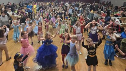 Bild: Stephanie Wisgickl/exb
Beim Kinderfasching in der Nordgauhalle in Nabburg ist die Tanzfläche so gut wie immer voll.