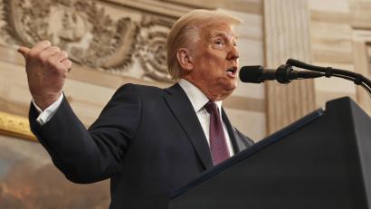 Bild: Chip Somodevilla/dpa
Präsident Donald Trump spricht während der Amtseinführung des Präsidenten in der Rotunde des US-Kapitols in Washington.