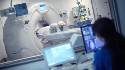 Symbolbild: Christoph Schmidt/dpa
Das Universitätsklinikum Pilsen verfügt als erstes Klinikum weltweit über drei hochmoderne Photonen-CT-Geräte.
