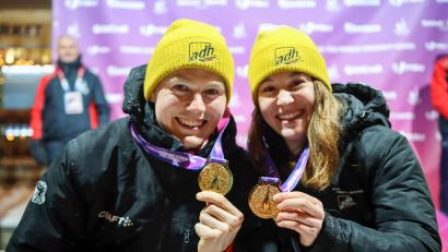 Bild: Arndt Falter
Miriam Reisnecker (rechts) und Marius Bauer freuen sich über WM-Gold im Teamsprint.