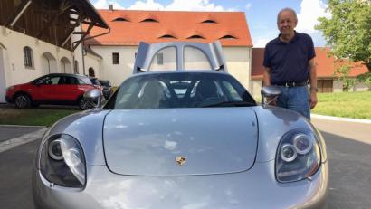 Bild: Manfred Gleißner/exb
Albrecht Hör neben dem Porsche Carrera GT, für den er einst das Getriebe entwickelt hat.