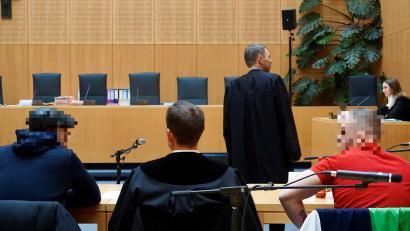 Bild: jut
Der Hauptangeklagte (rechts) gab vor Gericht zu, seine schwangere Ehefrau und später deren Freund verprügelt zu haben. Sein ebenfalls angeklagter Kumpel (links) gestand, bei der zweiten Tag geholfen zu haben.