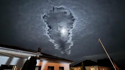 Bild: Andreas Stubenvoll
Andreas Stubenvoll von den Sternfreunden Amberg-Ursensollen hat bei Vilseck dieses spektakuläre Foto eines nicht ganz alltäglichen Phänomens gemacht - von einer "Hole Punch Cloud".