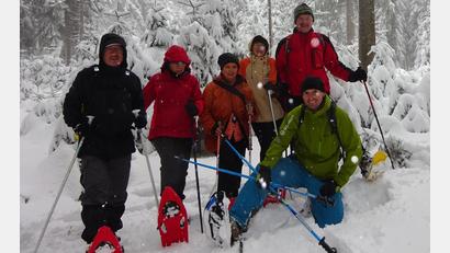 Bild: Bernhard Sticht/exb
Schneeschuhwandern macht Spaß, das weiß nicht nur Markus Prechtl (vorne, rechts, grüne Jacke).