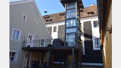 Bild: bö
Im Hof des Nachbaranwesens wurde ein barrierefreier Zugang für das Rathaus geschaffen. Beide Etagen des Rathauses können mit dem Aufzug erreicht werden.