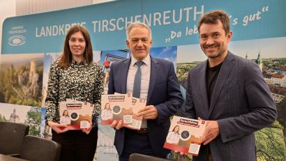Bild: Fabian Polster/exb
Im Bild von links: Linda Wunderlich, Landrat Roland Grillmeier und Dr. Peter Deinlein präsentieren die neuen Sprachführer der Hausarztschmiede.