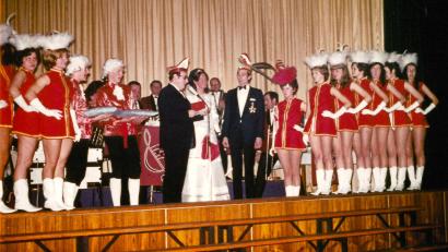 Bild: Alice Bergmann/exb
Das Faschingsprinzenpaar aus dem Jahr 1971, kurz nach dem Bau der Nabburger Nordgauhalle: Hans-Herbert Herrmann und Angelika Bergmann inmitten ihres Hofstaats.