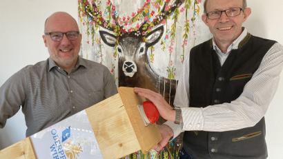 Bild: upl
Dieter Kohl (links) mit dem roten Buzzer, mit dem das Oberpfalz-Wiki symbolisch gestartet wurde. Rechts der Vorsitzende der Oberpfälzer Volksmusikfreunde, Alfred Merl.