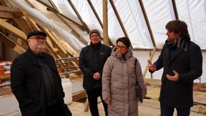 Bild: Regens Wagner / Matthias Flierl
Die Architekten Peter Brückner (links) und Torsten Will (rechts) sowie Regens-Wagner-Gesamtleiter Peter Miltenberger (Zweiter von links) erläutern der Bundestagsabgeordneten Susanne Hierl (Zweite von rechts) die aktuellen Arbeiten am historischen Dachstuhl des Klosters.