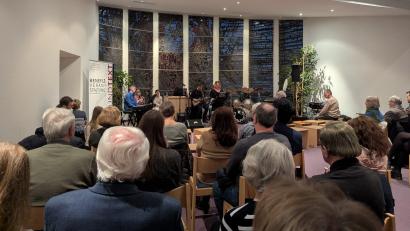 Bild: Barbara Neuber
Die Hauskapelle der Fachakademie für Sozialpädagogik in Weiden bot den perfekten Rahmen für die Musik-und-Text-Benefizveranstaltung zugunsten von Weiden ist bunt e.V..