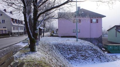 Bild: mmj
Auf dieser Fläche neben der ehemaligen Schule können sich Bürgermeister und Gemeinderat einen überdachten Rastplatz für Wanderer und Radfahrer vorstellen.