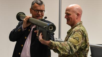 Bild: Markus Rauchenberger
Florian Herrmann (links) ist oft vor Ort in Grafenwöhr. Hier lässt er sich vom damaligen Kommandeur des 7th Army Trainings Command, General Joseph Hilbert, den Umgang mit einer Übungswaffe der Marke Stinger erklären.