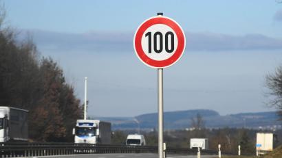 Bild: Gabi Schönberger
Der auffallend häufige Wechsel der Geschwindigkeitsbegrenzungen auf der A93 zwischen Wernberg-Köblitz und Luhe-Wildenau irritiert zahlreiche Fahrer. Der Grund sind Straßenschäden.