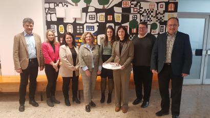 Bild: gi
Groß war die Zahl der Ehrengäste und Gratulanten bei der Amtseinführung der neuen Schulleiterin Birgit Enders (Dritte von rechts) durch Schulamtsdirektorin Margit Walter (Vierte von links).