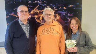 Bild: Museum Pfreimd/exb
Bernhard Ostler (Bildmitte) überreicht die Spende an Bürgermeister Richard Tischler und an Museumleiterin Carola Reul.