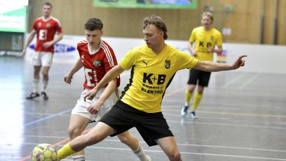 Bild: Hubert Ziegler
Der FC Amberg (rechts mit Noah Majdic/Szene aus dem Spielgegen Ammerthal II) holte sich den Wagner-Cup.