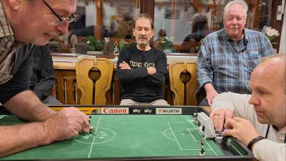 Bild: Uwe Hartmann/exb
Im Halbfinale 2024 boten sich Gastwirt Josef Scherm (links) und der spätere Turniersieger Stephan Gebert (rechts) aus Brandenburg ein spannendes Duell. Frank Kleophas und Peter Bohn (hinten, von links) schauten aufmerksam zu.