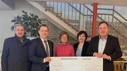 Bild: Petra Kummer
Helmut Brandl, Christian Wolf, Brigitte Krause, Petra Rothmund und Tobias Wolf (von links) bei der Spendenübergabe am Montag im HPZ Irchenrieth.