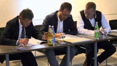 Bild: Verena Fitzgerald 
Der Jury fiel nach eigener Aussage die Auswahl der Finalisten nicht leicht. Hier sichten beispielsweise (von links): Andreas Reindl, Florian Rauch, Martin Sachsenhauser, die Vorstände der VR-Bank Amberg-Sulzbach, die Bewerber-Ideen.