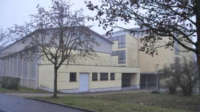 Bild: ak
Das neue Gebäude der Offenen Ganztagsschule wird mit dem Schulgebäude (rechts) mittels Verbindungstrakt verbunden.