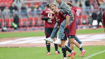 Bild: Daniel Löb/dpa
Nick Seidel (l) soll langfristig eine tragende Rolle beim FCN übernehmen.