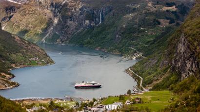Bild: Thomas Bøen Alme
Die MS MIDNATSOL im Geiranger Fjord: Norwegens Fjordlandschaft hautnah erleben.