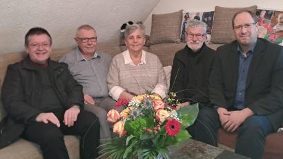 Bild: gis
Pfarrer Ferdinand Weinberger (links), Zweiter Bürgermeister Johannes Geisler (rechts) sowie Kirchenpfleger Manfred Prechtl (Zweiter von rechts) gratulierten Gisela und Herbert Bodisch zur Goldenen Hochzeit.