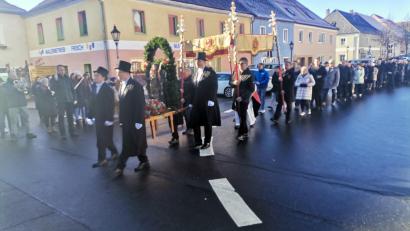 Bild: amö
Statue und Allerheiligstes werden beim Sebastiansfest in einer Prozession um den Marktplatz getragen.