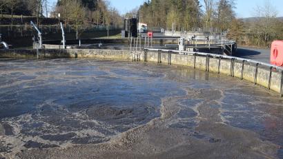 Bild: bnr
Die beiden Belüftungsbecken der Kläranlage müssen gereinigt und das Sand-Klärschlamm-Gemisch aufwendig entsorgt werden.Dafür muss die Kommune 135 000 Euro in die Hand nehmen.