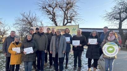 Bild: ge
Die Preisträger erhielten bei einer Feier auf dem Lobenhof in Steiningloh Förder-Schilder der Öko-Modellregion, hier mit den Gratulanten, darunter Projektmanagerin Annika Reich (rechts).