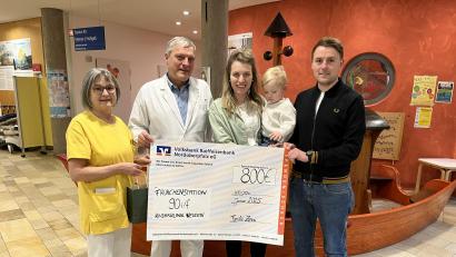 Bild: Claudia Kick, Kliniken Nordoberpfalz
Stationsleiterin Angelika Röschl und Chefarzt Dr. Fritz Schneble (von links) sind dankbar für einen 800-Euro-Scheck, den sie von Lisa und Heiko Zeus für die Frühchenbetreuung in der Kinderklinik erhielten.