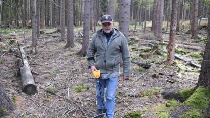 Bild: Ann-Kathrin Primitz
Harald Primitz hat einen Flugzeugabsturz im Zweiten Weltkrieg erforscht. Mit einem Metallsuchgerät hat er Teile der Maschine im Wald gesucht.