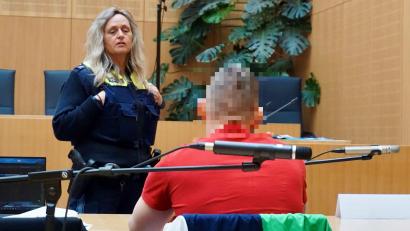 Bild: jut
Der Hauptangeklagte, der unter anderem seine schwangere Frau geschlagen hat, wird von einer Polizistin bewacht.