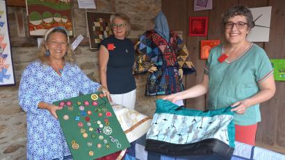 Archivbild: jr
Beim Kreativmarkt in Bad Neualbenreuth (im Bild einige der Beteiligten zusammen mit Beate Ott, rechts) war ein großer Teil der Einnahmen für die Seniorenarbeit erwirtschaftet worden, berichtete Seniorenbeauftragte Beate Ott in der jüngsten Sitzung des Marktrats.