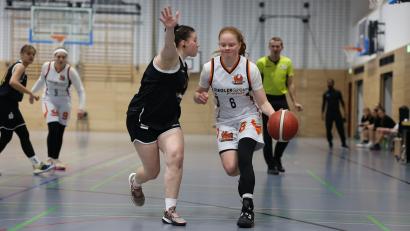 Archivbild: Dieter Jäschke
Franziska Schulz (am Ball) war zusammen mit Kati Anderle beste Scorerin der DJK.