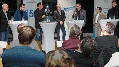 Bild: Wolfgang Steinbacher
Podiumsdiskussion zur Bundestagswahl im Autohaus Schwarzkopf (von links): Piet Gürtler (Grüne), David Mandrella (SPD), Moderator Harald Rippl, Hans Märkl (Die Basis), Hans-Martin Grötsch (Freie Wähler), Susanne Hierl (CSU) und Nils Gründer (FDP).