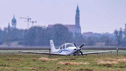 Bild: Armin Weigel/dpa
Bei der Notlandung eines Kleinflugzeuges entstand ein Schaden im fünfstelligen Bereich.