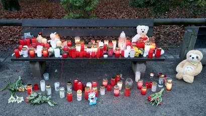 Bild: Daniel Löb/dpa
Mit Blumen, Kerzen und Kuscheltieren wird an die Opfer erinnert.