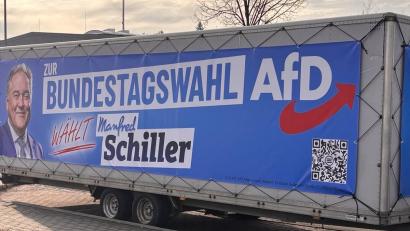 Bild: Oberpfälzer Bündnis für Toleranz und Menschenrechte Weiden
Mit diesem Anhänger wirbt die AfD um Stimmen bei der Bundestagswahl. Das Zugfahrzeug hat als Kfz-Kennzeichen "HH-45" - ein zweideutiges Kürzel mit Anklang an den Nationalsozialismus.