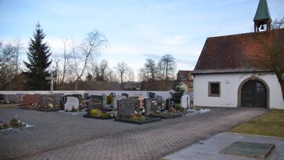 Bild: ak
Auf dem Friedhof in Ramlesreuth sollen Urnengräber entstehen, um der wachsenden Nachfrage gerecht zu werden.