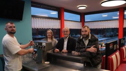 Bild: mrr
Nico Mehringer (links) betreibt nun das Seven-Diner im ehemaligen Riedener Bad-Café. Den Freibadkiosk bewirtschaften weiter Carola und Johannes Baldauf (Zweite von links und rechts). Bürgermeister Erwin Geitner (Zweiter von rechts) freut sich über diese Doppellösung.