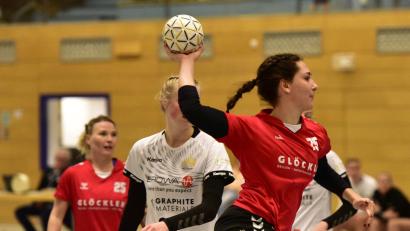Bild: mhs
Alina Just (am Ball) und die HSG sind bei Spitzenreiter HaSpo Bayreuth zu Gast.