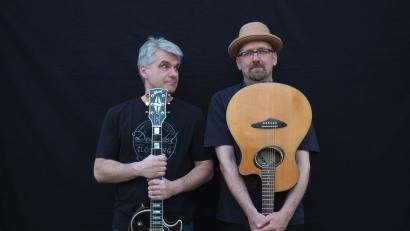 Bild: Lilly Riedenauer/exb
Begleitet und unterstützt wird Hubert Treml (rechts) von dem Gitarristen Robert Prill.