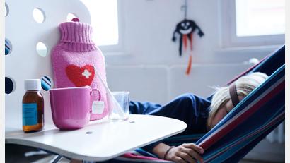 Symbolbild: Annette Riedl/dpa
Fieberthermometer, Hustensaft, Wärmflasche und eine Tasse Tee: Wegen der aktuellen Grippewelle liegen viele Kinder und Jugendliche flach.