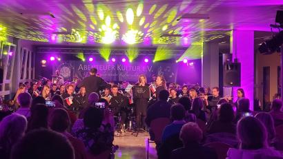 Archivbild: Markus Werner/exb
Das erste Blitzkonzert des Vereins Abenteuer Kultur fand 2022 in der Aula der Erbendorfer Grund- und Mittelschule statt. Über 50 Musikerinnen und Musiker waren damals dabei.