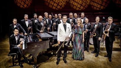 Bild: Francesco Prandoni/exb
Uli Plettendorff, der seit den Anfängen des Glenn Miller Orchestras als Posaunist dabei ist, führt die Tradition als neuer Bandleader fort.