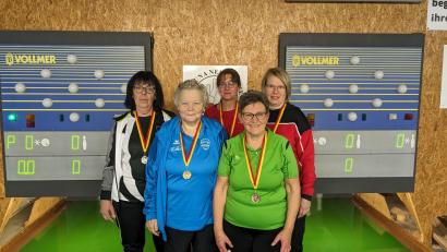 Bild: Uwe Rupprecht/exb
Die siegreichen Kegel-Seniorinnen: Marion Büdinger (von links), Karola Pförtsch, Andrea Übelacker, Roswitha Götz und Jana Peter.