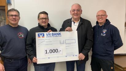 Bild: hdk
Die Kommandanten (von links) Sven Zocher (Auerbach), Daniel Kederer (Kürmreuth-Hannesreuth) und (rechts) Wolfgang Platzer (Königstein) nahmen die Spende von Klaus Hafner erfreut entgegen.